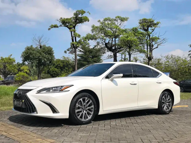 Фотография автомобиля — Lexus ES