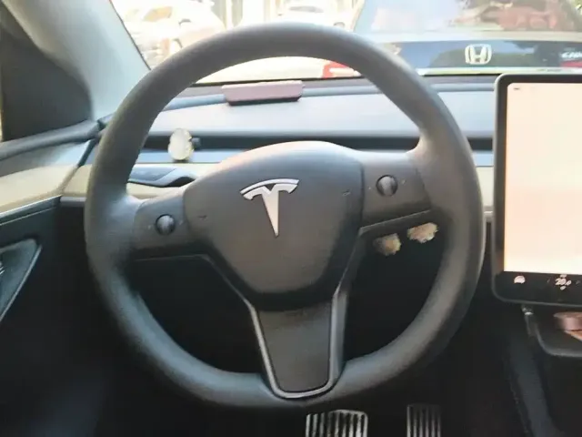 Tesla Model Y — Фото автомобиля 15
