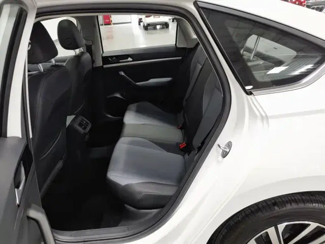 Volkswagen Lavida 2024 Model 1.5L Automatic Starlight 5 Million Edition — Фото автомобиля 15