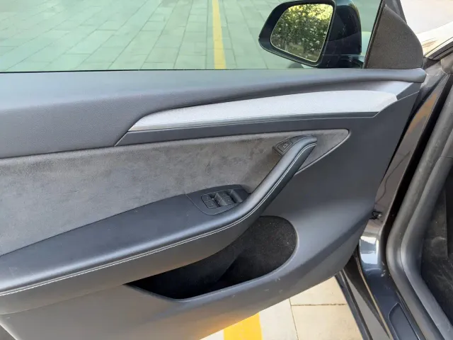 Tesla Model Y — Фото автомобиля 11