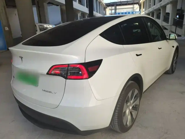 Tesla Model Y — Фото автомобиля 6