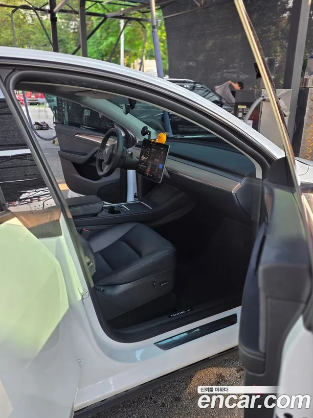 Tesla Model Y — Фото автомобиля 16