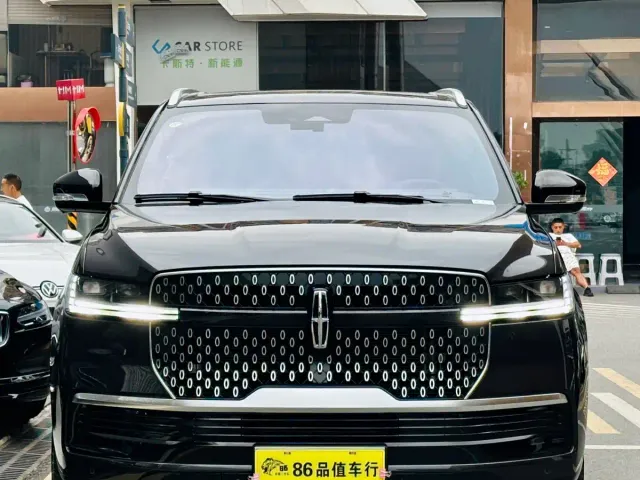 Lincoln Navigator — Фото автомобиля 2