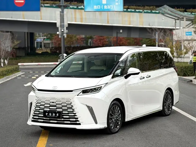 Фотография автомобиля — Lexus LM