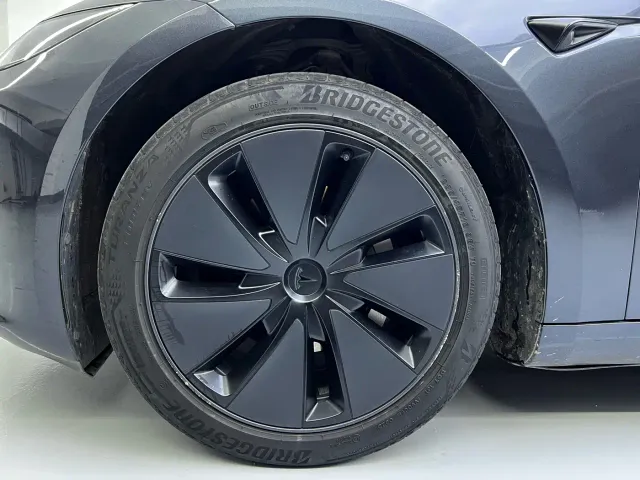 Tesla Model 3 — Фото автомобиля 9