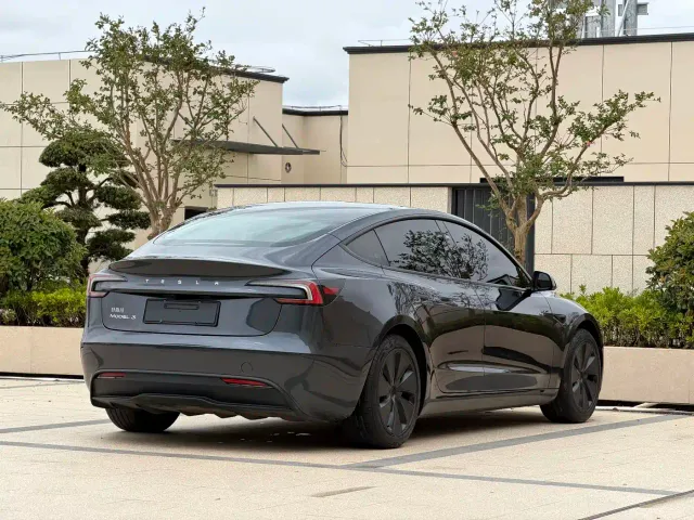 Tesla Model 3 — Фото автомобиля 11