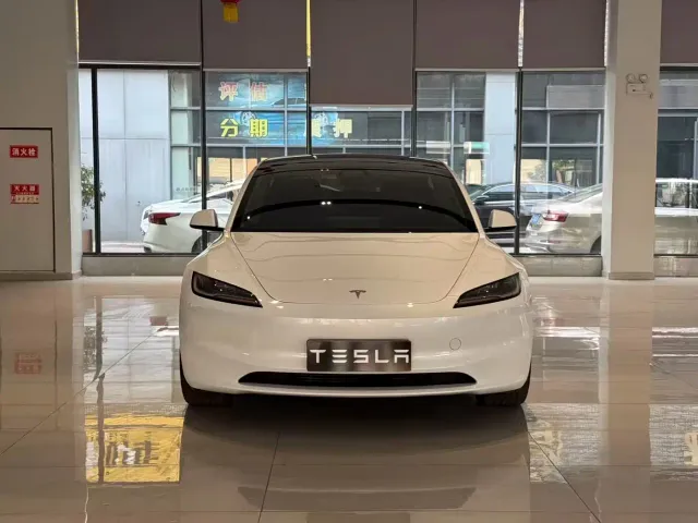 Tesla Model 3 — Фото автомобиля 2