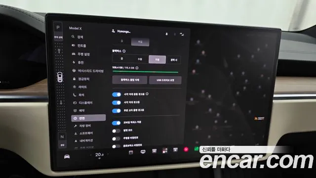 Tesla Model X — Фото автомобиля 15
