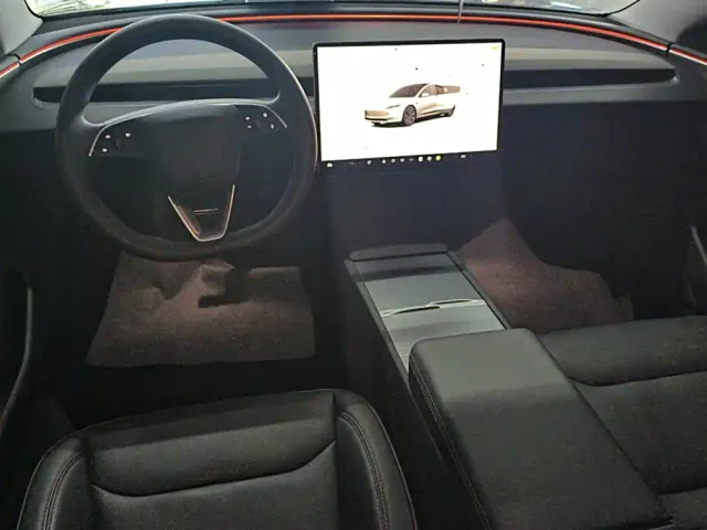 Tesla Model 3 — Фото автомобиля 12