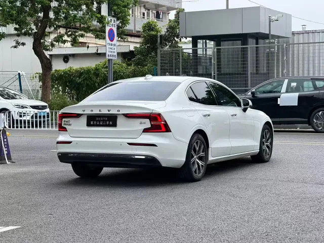 Volvo S60 — Фото автомобиля 4