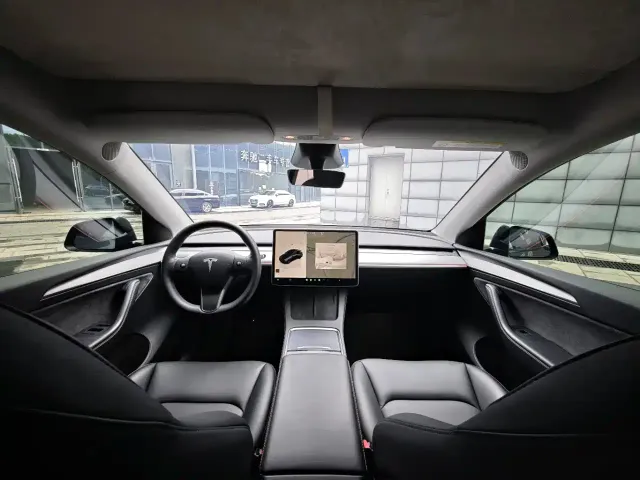 Tesla Model Y — Фото автомобиля 13