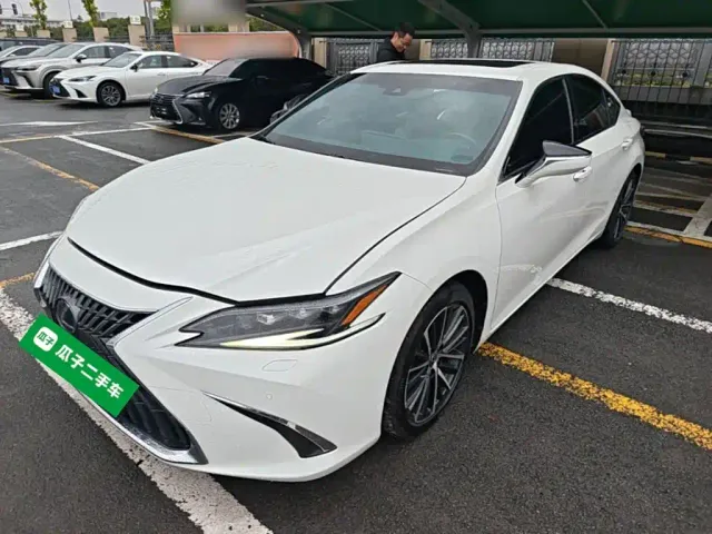 Фотография автомобиля — Lexus ES