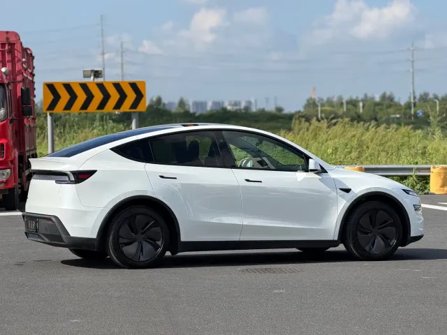 Tesla Model Y — Фото автомобиля 8