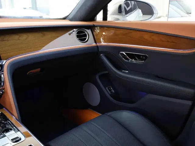 Bentley Flying Spur — Фото автомобиля 15