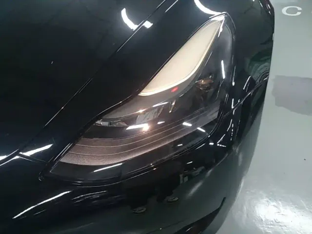Tesla Model 3 — Фото автомобиля 23