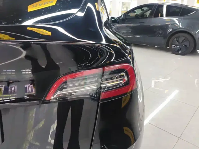 Tesla Model Y — Фото автомобиля 23