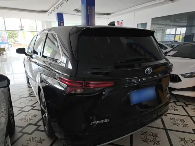 Toyota Sienna — Фото автомобиля 4