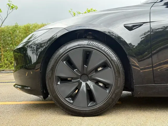 Tesla Model 3 — Фото автомобиля 12
