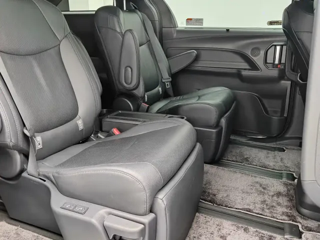 Toyota Sienna — Фото автомобиля 24