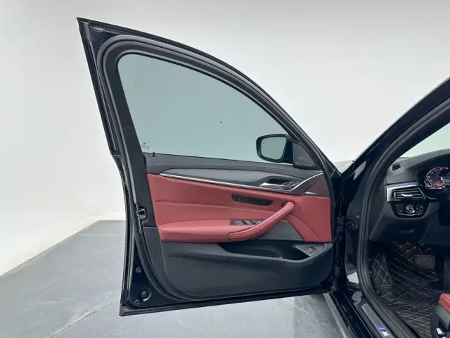 BMW 5 Series — Фото автомобиля 9