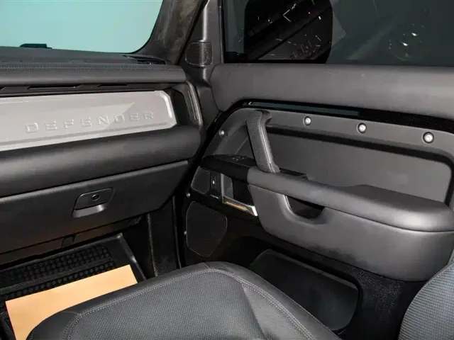 Land Rover Defender — Фото автомобиля 25