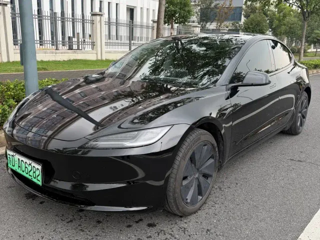 Tesla Model 3 — Фото автомобиля 2