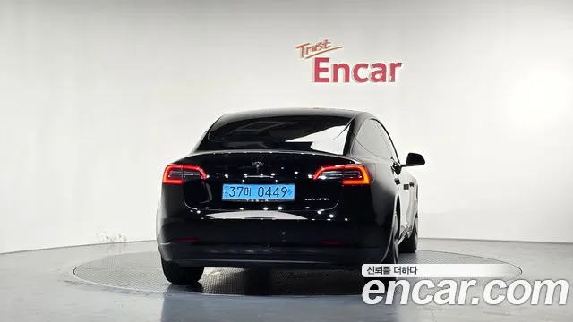 Tesla Model 3 — Фото автомобиля 4