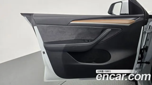 Tesla Model Y — Фото автомобиля 13