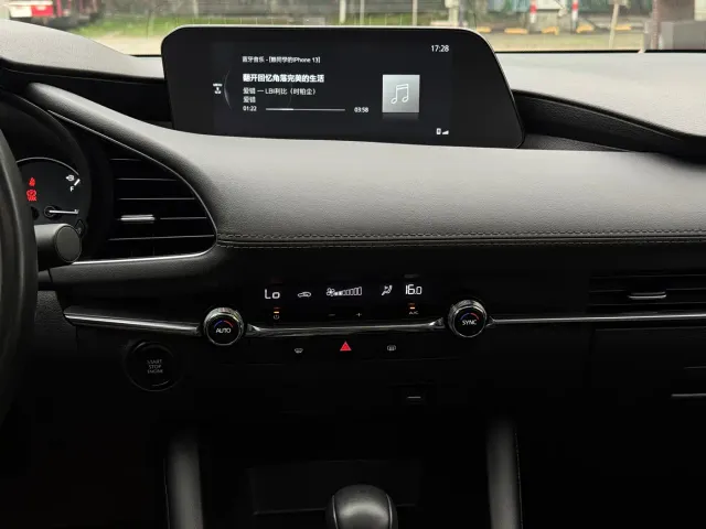 Mazda Axela — Фото автомобиля 10