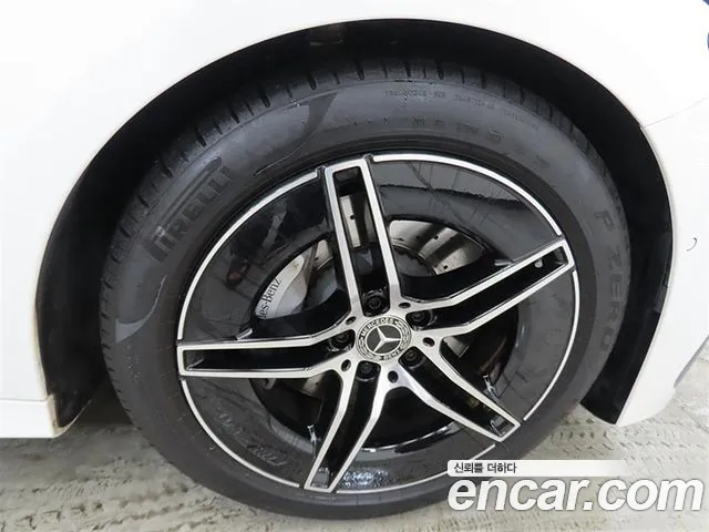 Mercedes-Benz E-Class — Фото автомобиля 20