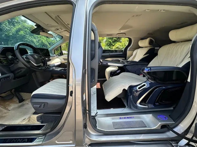 Toyota Sienna — Фото автомобиля 10