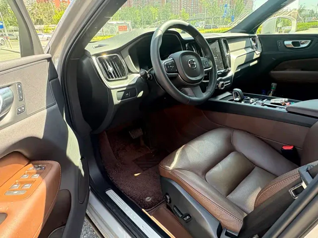 Volvo XC60 — Фото автомобиля 3