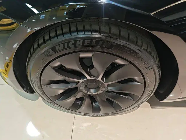 Tesla Model 3 — Фото автомобиля 22