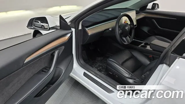 Tesla Model 3 — Фото автомобиля 15