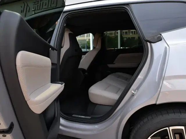 Volvo XC70 Plug-in Hybrid — Фото автомобиля 5