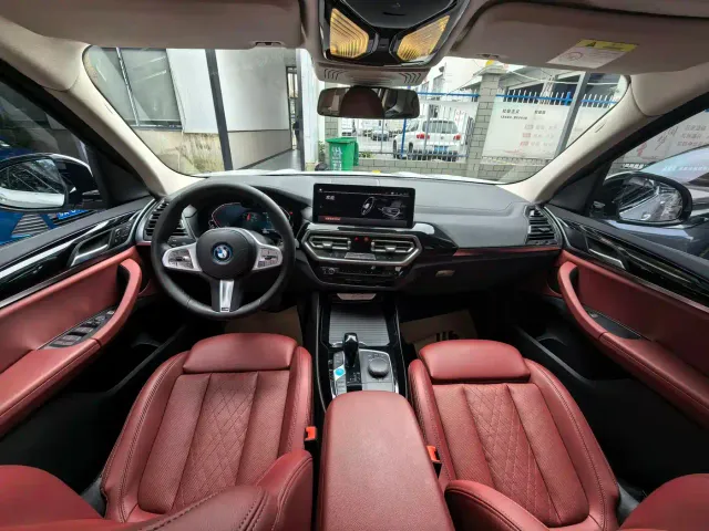 BMW iX3 — Фото автомобиля 12