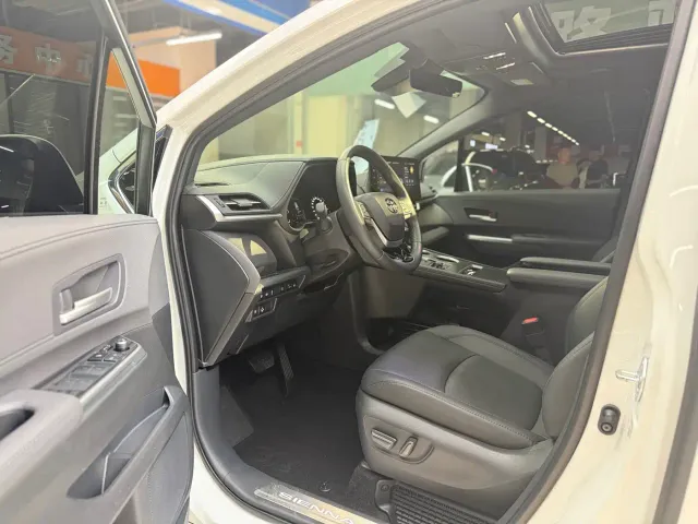 Toyota Sienna — Фото автомобиля 3