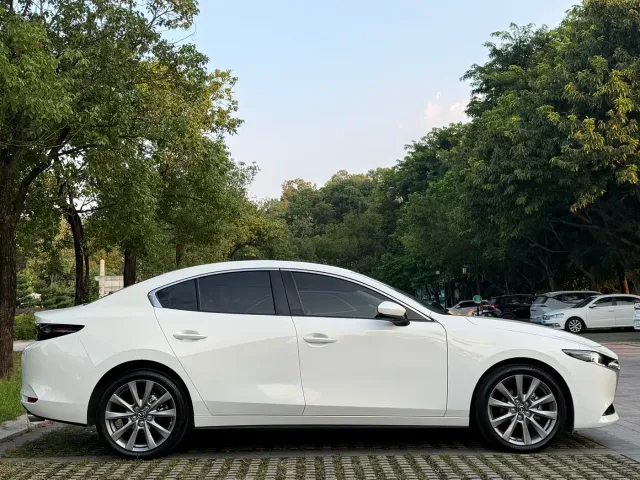 Mazda Axela — Фото автомобиля 4