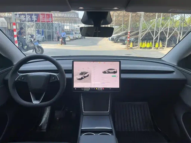 Tesla Model Y — Фото автомобиля 3