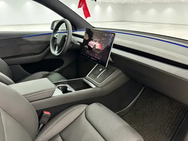Tesla Model Y L — Фото автомобиля 14