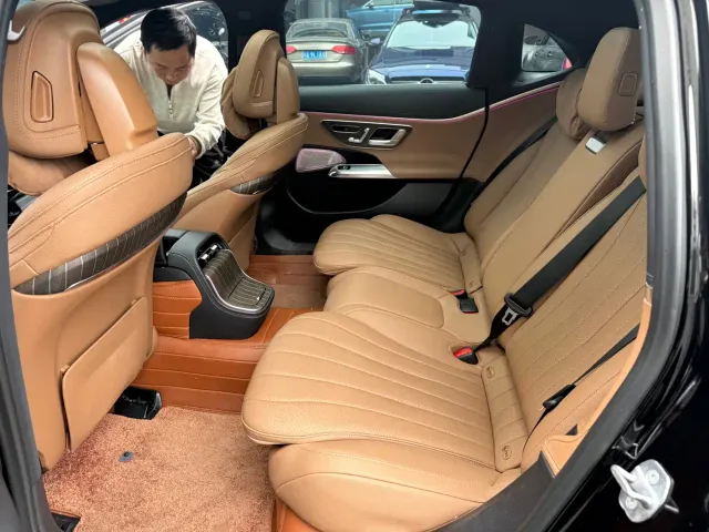 Mercedes-Benz E-Class — Фото автомобиля 5