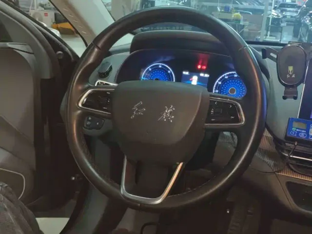 Hongqi E-QM5 — Фото автомобиля 10
