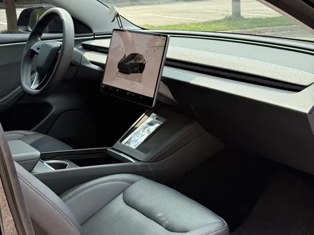 Tesla Model 3 — Фото автомобиля 6