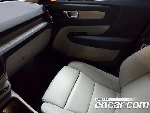 Volvo XC40 — Фото автомобиля 13