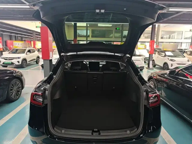 Tesla Model Y — Фото автомобиля 18