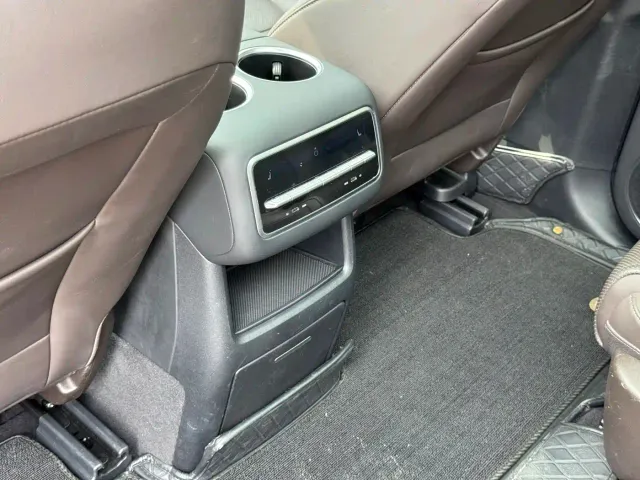 Li Auto L8 — Фото автомобиля 11