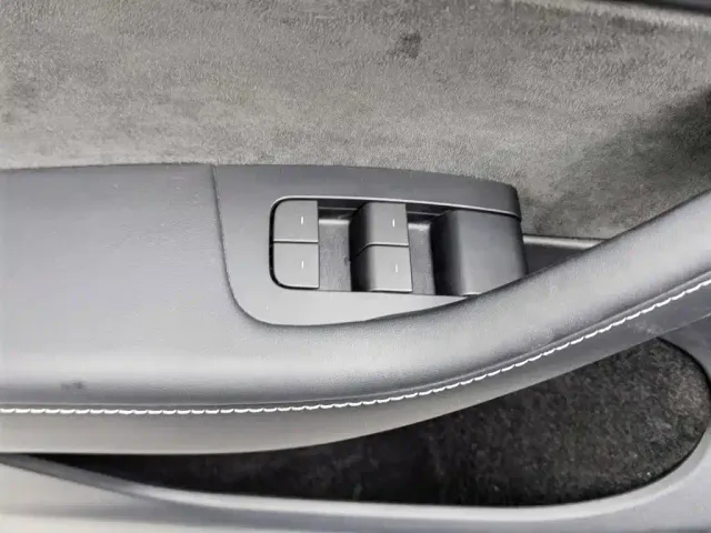 Tesla Model Y — Фото автомобиля 9