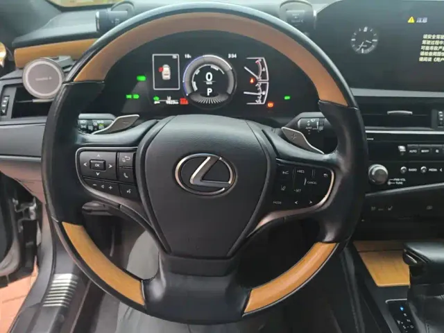 Lexus ES — Фото автомобиля 15