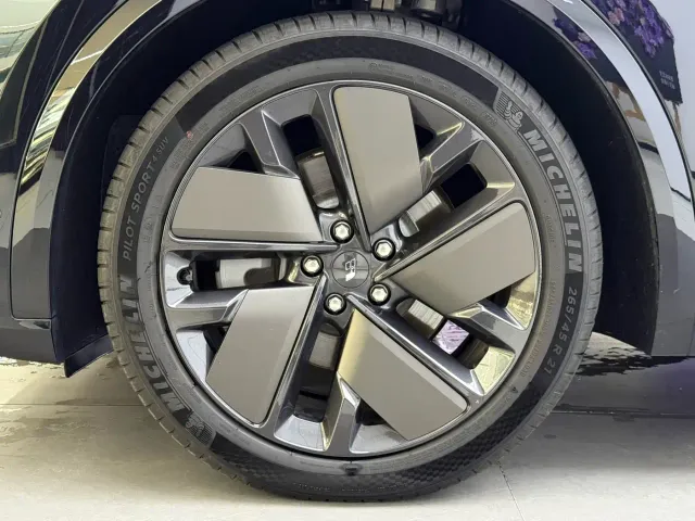 Li Auto L9 — Фото автомобиля 7