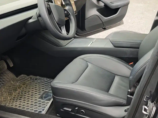 Tesla Model 3 — Фото автомобиля 7
